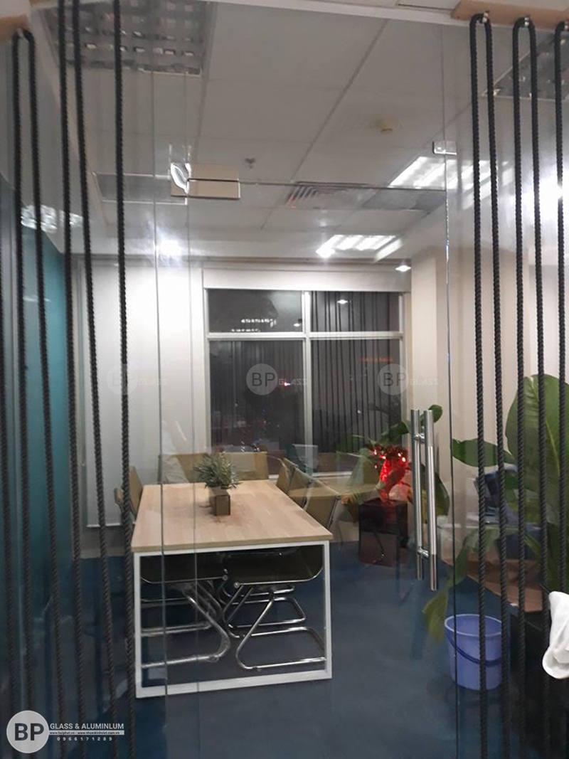 Thi công vách kính văn phòng em Lan Nguyễn Đình Chiểu, HCM
